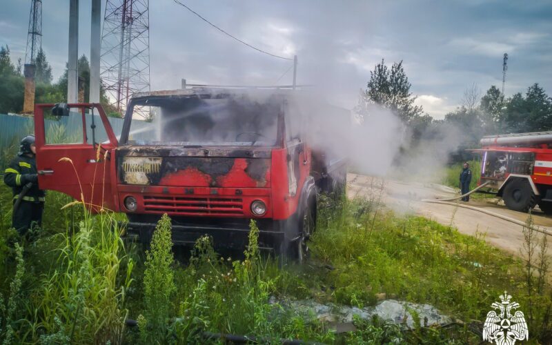 Под Смоленском загорелся старый самосвал КамАЗ
