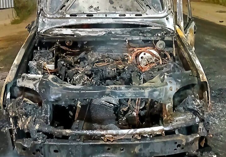 В Смоленске прямо на дороге сгорел автомобиль