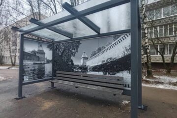 В Смоленске наказали разрисовавшего остановку вандала