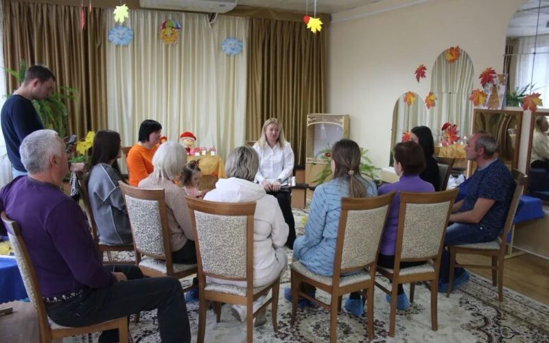 Семья для каждого: как в Смоленской области готовят приёмных родителей