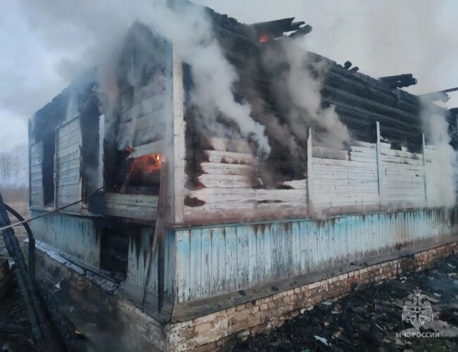 В Руднянском округе горел жилой дом