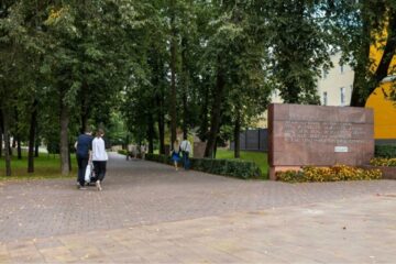 В Смоленске начался ремонт мемориальной стены в сквере Памяти героев