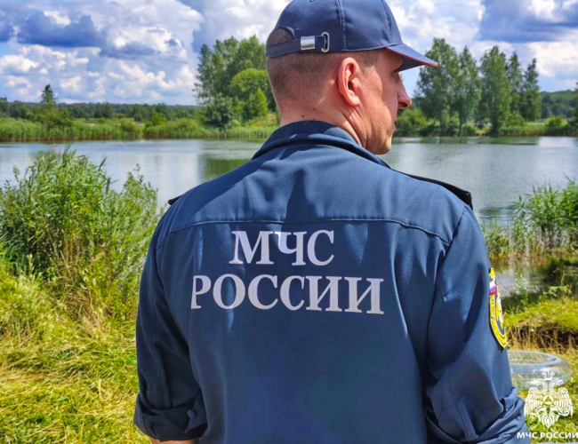 Под Смоленском из озера подняли тело мужчины