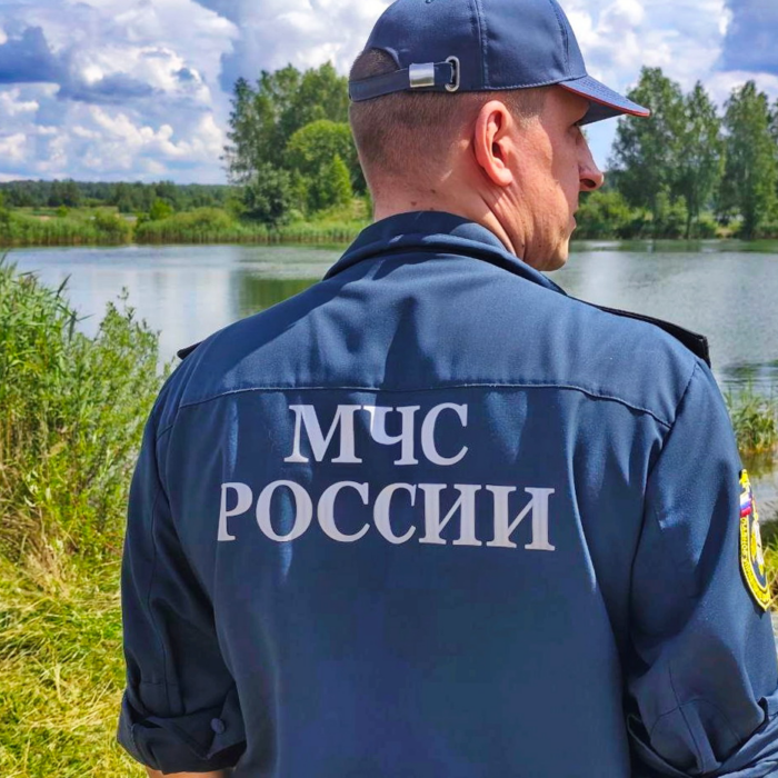 Под Смоленском из озера подняли тело мужчины