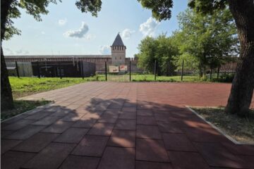 В Смоленске идут работы по благоустройству сквера Шеина и установке детской площадки «Драккар у причала»