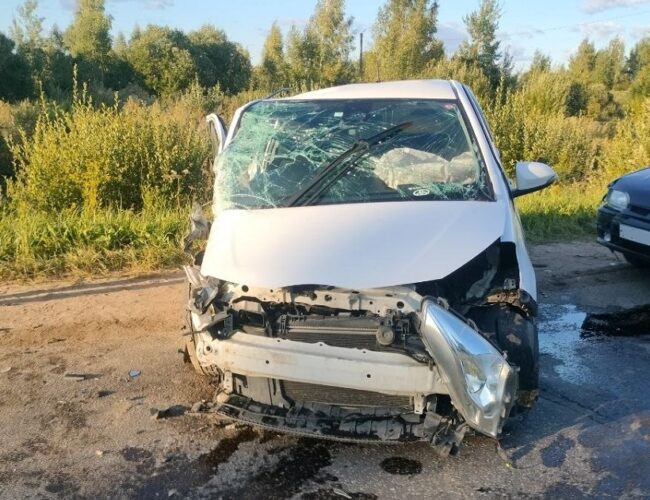 Сразу три автомобиля столкнулись на перекрестке в Смоленской области