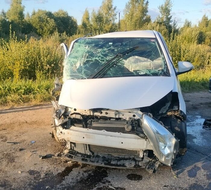 Сразу три автомобиля столкнулись на перекрестке в Смоленской области
