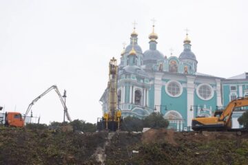 В центре Смоленска круглосуточно укрепляют склон под контролем московских инженеров