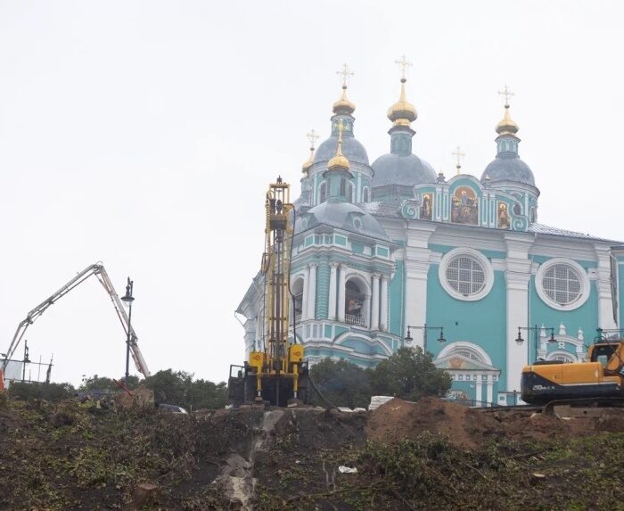 В центре Смоленска круглосуточно укрепляют склон под контролем московских инженеров