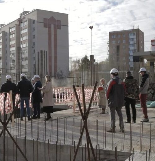В Смоленске забетонировали колонны и лестницу в строящемся ФОКе «Термолэнд — Дельфин»